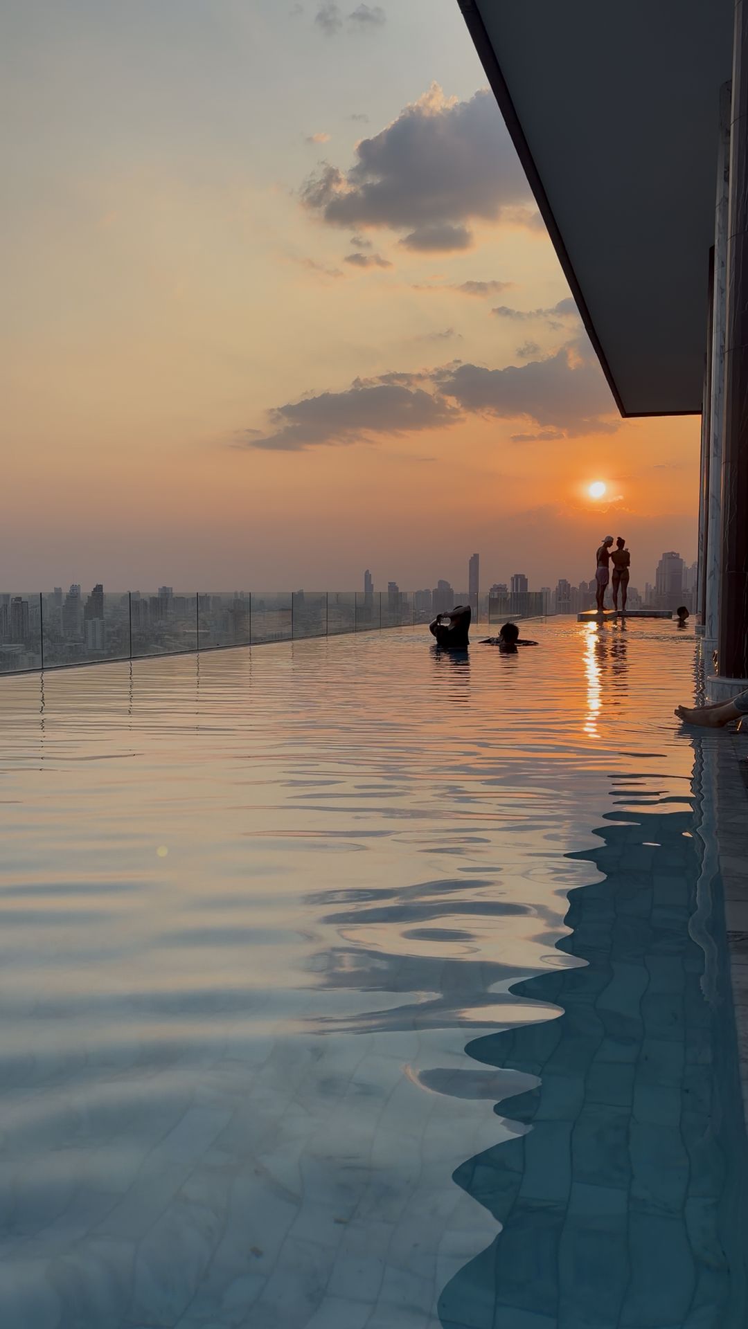 Coucher de soleil sur Bangkok depuis une piscine à débordement